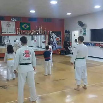 Aula de Karatê no salão do dojo