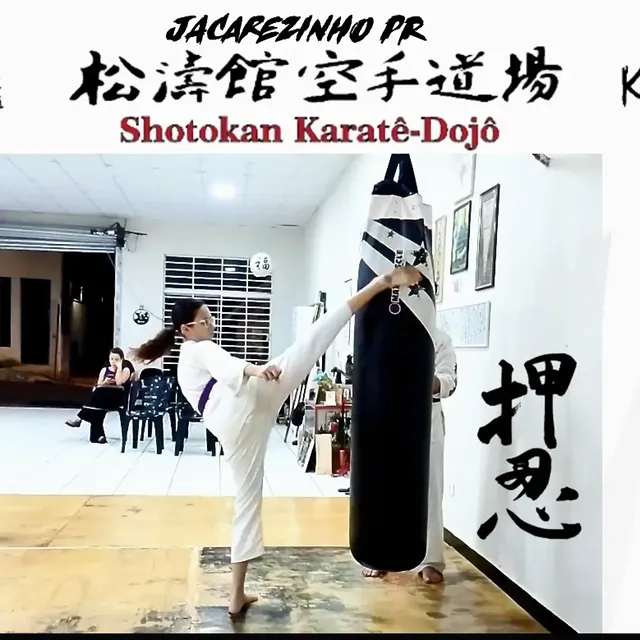 Aluna praticando um chute durante o treino no dojo