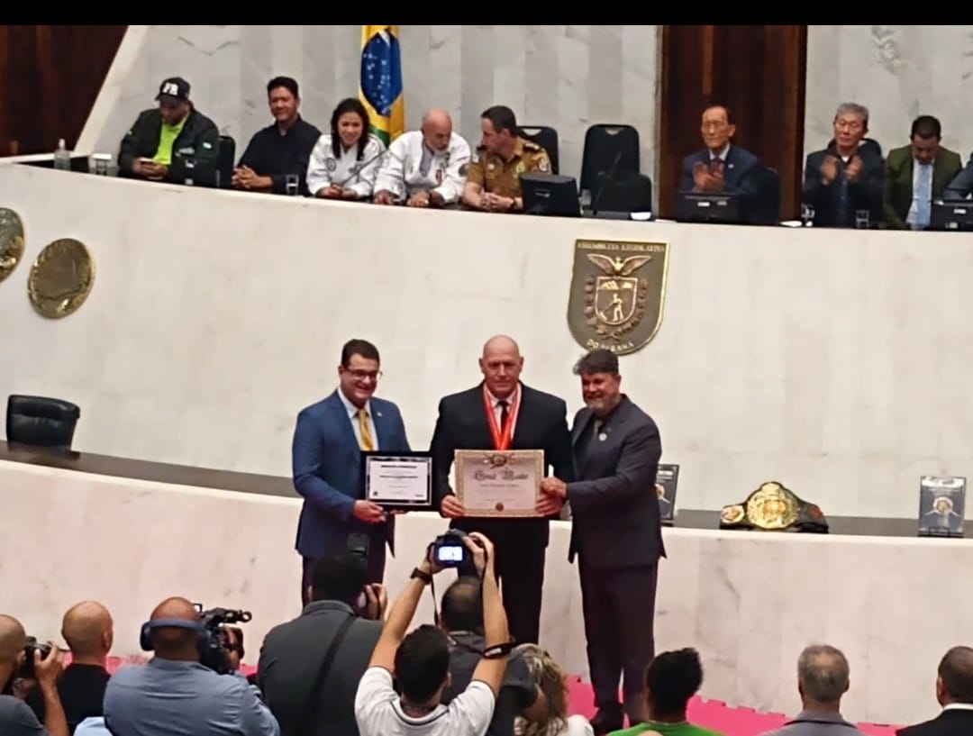 Sensei Chrispim recebendo uma homenagem na Assembleia Legislativa do Paraná