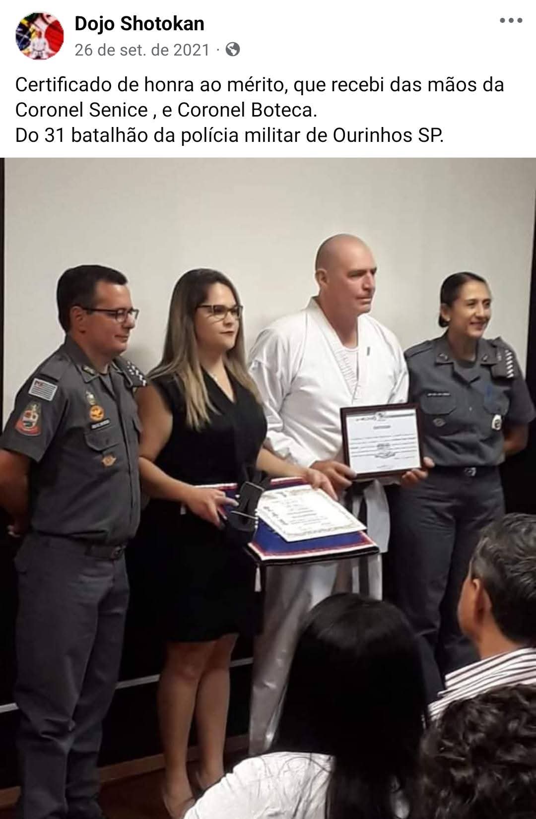 Sensei Chrispim recebendo certificado de honra ao mérito