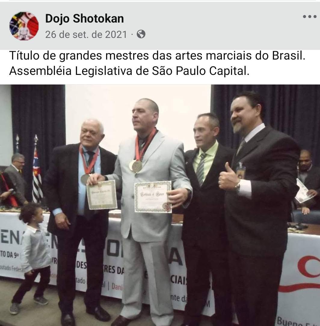 Sensei Chrispim recebendo o título de grandes mestres das artes marciais do Brasil