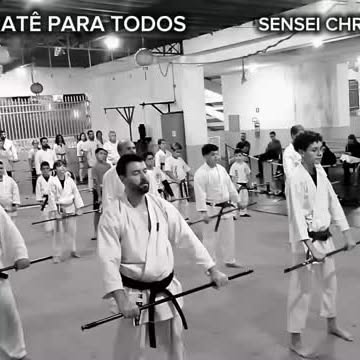 Praticantes treinando técnicas com bastão