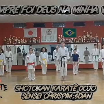 Turma alinhada no dojo tradicional